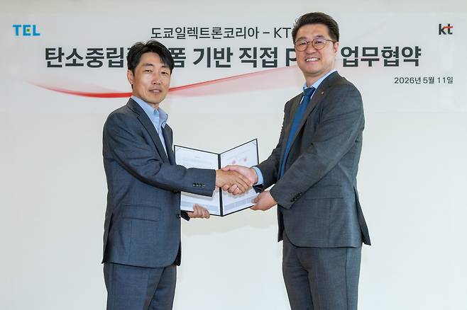 김용남 KT Enterprise부문 법인사업본부장(오른쪽)과 이선길 도쿄일렉트론코리아 기술총괄부문장(왼쪽)이 기념사진 촬영하고 있다. KT 제공