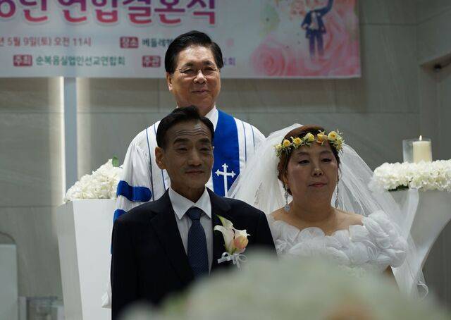 장근영 이연임 부부가 9일 서울 영등포구 여의도순복음교회 베들레헴성전에서 열린 연합결혼식에서 주례를 맡은 이영훈 목사와 함께 기념 촬영을 하고 있다. 교회 제공