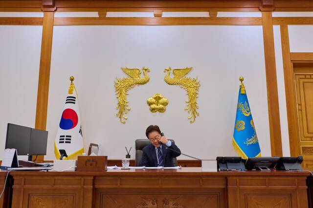 이재명 대통령이 8일 청와대에서 마크 카니 캐나다 총리와 통화하고 있다. 연합뉴스