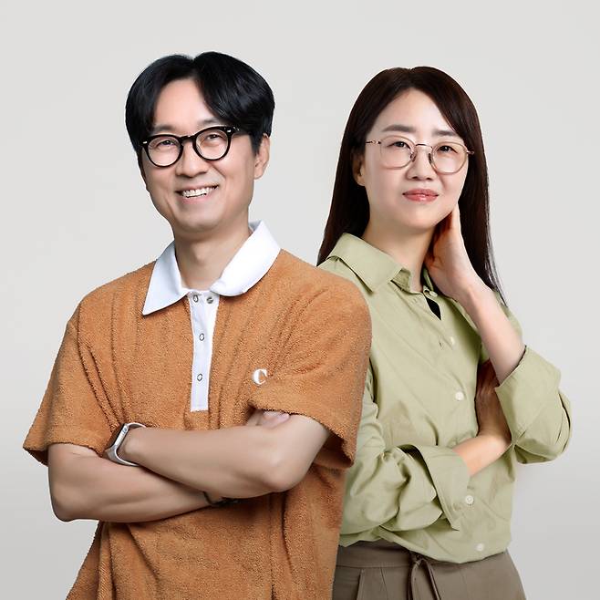 KB국민은행 모델로 선정된 장항준 감독(왼쪽)과 김은희 작가.  사진 = 미디어랩시소