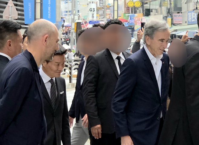 11일 박주형 신세계백화점 대표와 베르나르 아르노 LVMH 회장이 세계 최대 루이비통 매장 ‘루이비통 비저러니 저니 서울’을 방문하기 위해 서울 중구 소공동 신세계백화점 본점 더 리저브에 들어서고 있다. [김혜진 기자]