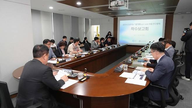 춘천시는 11일 ‘AI 춘천, 초일류 춘천’을 비전으로 한 AI 기본계획(2027~2029) 수립 연구용역 착수 보고회를 가졌다. [춘천시]
