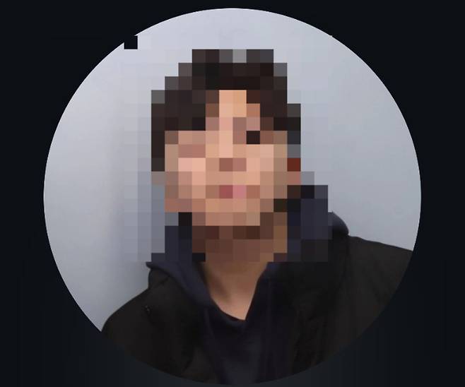 광주에서 일면식 없는 고교생에게 흉기를 휘둘러 숨지게 한 '묻지마 살인' 피의자로 추정되는 사진이 온라인에  확산된 가운데, 이에 대한  '외모 품평'이 이어지면서 논란이 제기된다.사진은 이 사건 피의자인 장모씨(24)로 추정되는 사진./사진=온라인 커뮤니티 화면캡처.