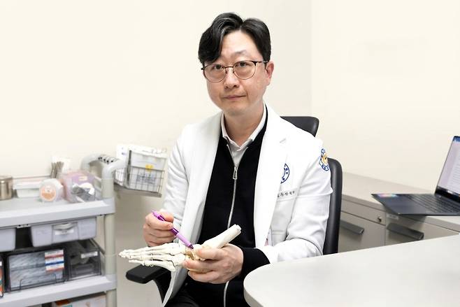 연세사랑병원 족부센터 김용상 원장이 족저근막염의 '자가 혈소판 풍부 혈장(PRP) 주사치료'에 대해 설명하고 있다. /사진=연세사랑병원
