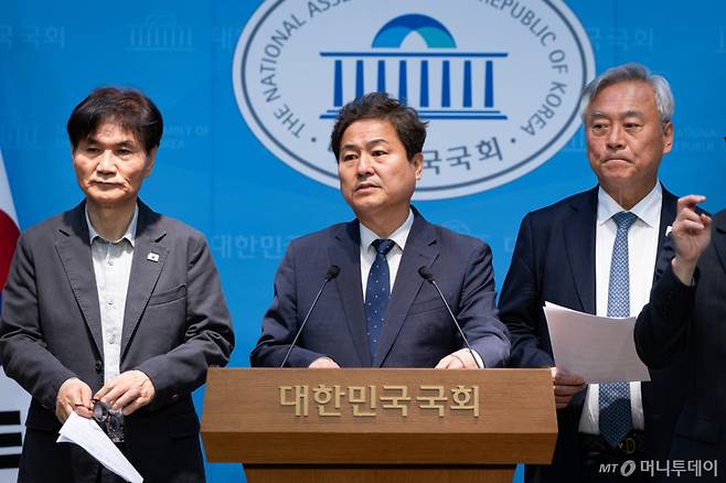 (서울=뉴스1) 유승관 기자 = 국회 외교통일위원회 더불어민주당 위원들이 11일 서울 여의도 국회 소통관에서 HMM 나무호 피격 관련 국민의힘 위원들을 규탄하는 기자회견을 하고 있다. 왼쪽부터 더불어민주당 이용선, 김영배, 이재강 의원. 2026.5.11/뉴스1 Copyright (C) 뉴스1. All rights reserved. 무단 전재 및 재배포, AI학습 이용 금지. /사진=(서울=뉴스1) 유승관 기자