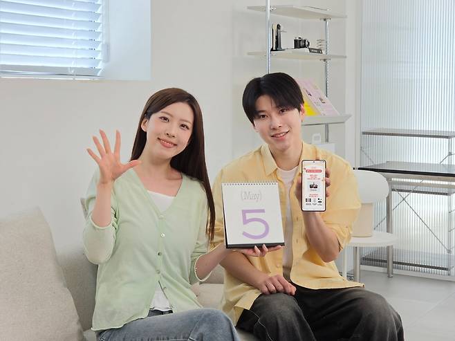 삼성전자 모델이 ‘갤럭시S26 패밀리 페스타’의 혜택을 소개하는 모습. [삼성전자 제공]