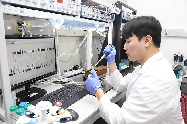 한국생명공학연구원 연구진이 초정밀 나노포어 센서 연구를 수행하고 있다.[한국생명공학연구원 제공]