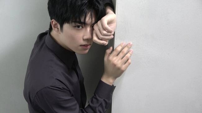 Group Zerobaseone has unveiled the final concept photos for their sixth mini-album, Ascend-, showcasing a more mature visual style. Making a fresh start as a five-member group, the members exuded a chic and urban charm through their all-black suit styling.In the released images, Sung Han-bin, Kim Ji-woong, Seok Matthew, Kim Tae-rae, and Park Geon-wook completed a look of restrained charisma with refined poses and intense gazes in a monochrome setting. The members captivated the attention of global fans by boasting suit fits that reflected their individual personalities and flawless visual chemistry.This new album consists of three concept versions—Cover Story, Scenario, and A-Senses—capturing Zerobaseones unique minimalism and distinct identity. Proving their limitless ability to execute concepts within a sophisticated mood, they have piqued curiosity about the new release. The title track TOP 5 encapsulates the teams growth and foreshadows an expanded musical spectrum. All eyes are on Zerobaseone as they open the door to a new journey and prepare for a higher leap forward.Zerobaseones 6th mini album, Ascend-, is scheduled to be released on various online music sites on the upcoming 18th at 6 p.m.