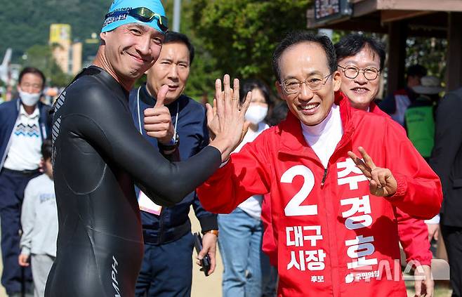 [대구=뉴시스] 이무열 기자 = 추경호 국민의힘 대구시장 예비후보가 10일 대구 수성구 수성못에서 열린 제22회 대구시장배 전국철인3종대회를 찾아 참가자들과 인사하고 있다. 2026.05.10. lmy@newsis.com