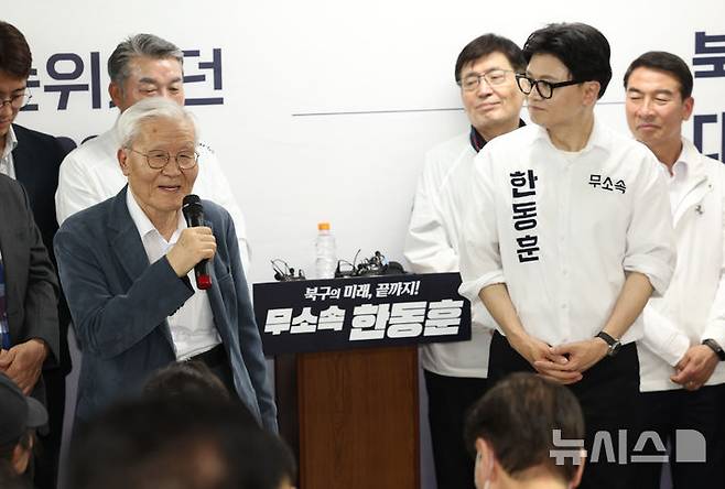 [부산=뉴시스] 최진석 기자 = 한동훈 무소속 6·3 국회의원 부산 북갑 보궐선거 후보가 10일 부산 북구 선거 캠프에서 열린 개소식에서 조갑제 조갑제닷컴 대표의 발언을 듣고 있다. 2026.05.10. myjs@newsis.com