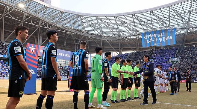 [서울=뉴시스] 정병혁 기자 = 최휘영 문화체육관광부 장관이 28일 인천축구전용경기장에서 열린 2026 케이(K)리그1 개막전 인천유나이티드FC와 FC서울의 경기를 찾아 심판들을 격려하고 있다.(사진=문화체육관광부 제공) 2025.02.28. photo@newsis.com *재판매 및 DB 금지