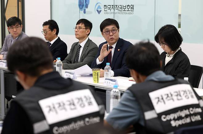 [서울=뉴시스] 최휘영 문화체육관광부 장관이 저작권 침해 사이트에 대한 긴급차단 및 접속차단 제도 시행 첫날인 11일 서울 마포구 저작권보호원을 방문해 관계자들과 함께 의견을 나누고 있다. 2026.05.11. (사진=문화체육관광부 제공) *재판매 및 DB 금지