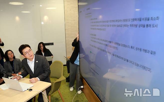 [서울=뉴시스] 국회사진기자단 = 정원오 더불어민주당 서울시장 후보가 11일 서울 마포구 LG사이언스파크를 방문해 AI 모델 '엑사원(EXAONE)'을 체험하고 있다.정 후보는 이날 구로·가산 디지털단지 일대의 피지컬 AI(인공지능) 실증경제 중심지 육성 등 내용이 담긴 'AI G2 서울' 공약을 발표했다. 2026.05.11. photo@newsis.com