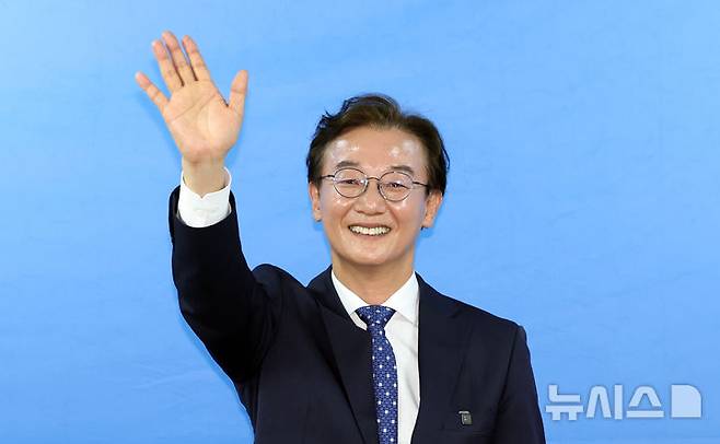 [부산=뉴시스] 하경민 기자 = 전재수 더불어민주당 부산시장 후보의 국회의원 시절 보좌진들이 통일교 금품수수 의혹 관련 압수수색을 앞두고 사무실 컴퓨터(PC) 저장장치를 망치로 부수고 폐기해 증거를 인멸했다고 검·경 합동수사본부가 판단했다.  전 후보가 지난 9일 부산 부산진구의 한 건물에서 열린 선거사무소 개소식에 참석, 지지자들에게 인사하고 있다. 2026.05.11. yulnetphoto@newsis.com