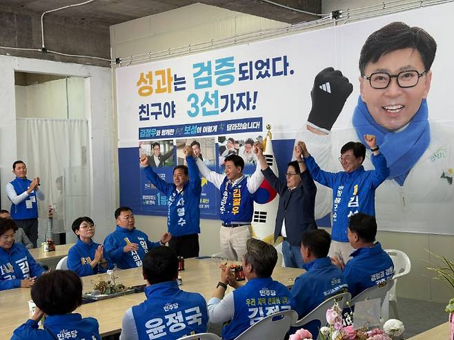 더불어민주당 박지원 의원이 김철우 보성군수 예비후보, 김성 장흥군수 후보, 차영수 강진군수 후보와 기념촬영을 하고 있다. 왼쪽부터 차영수, 김철우, 박지원, 김성. 박지원 페이스북 갈무리