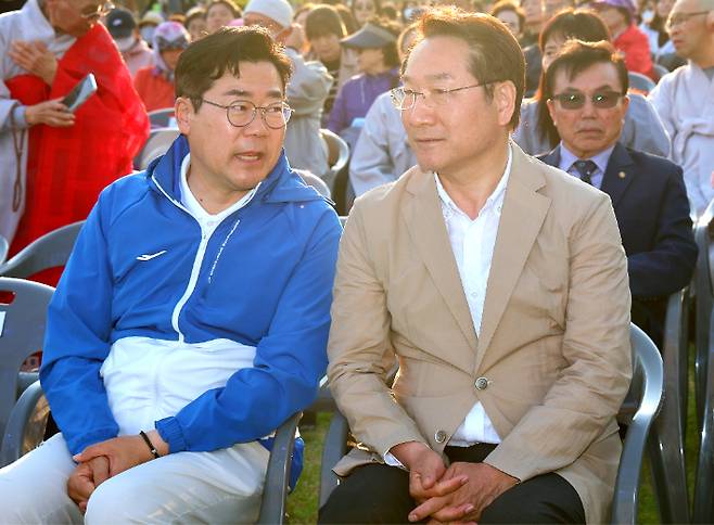 대화하는 박찬대·유정복. 연합뉴스
