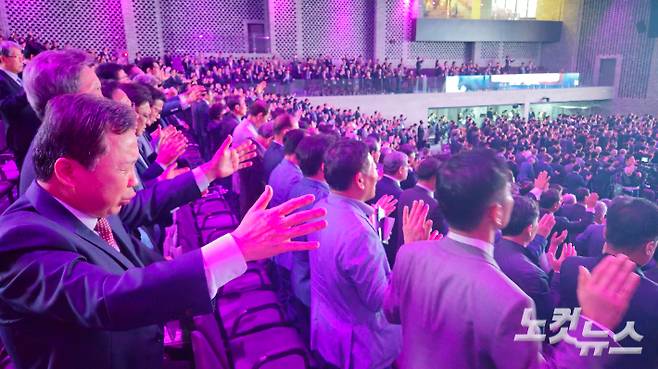 대한예수교장로회 합동총회(총회장 장봉생 목사)가 11일 부터 13일까지 제63회 전국 목사장로기회를 연다. 사진은 11일 오후 경기도 용인시 처인구 용인제일교회(임병선 목사)에서 전국 목사장로기도회 개회예배를 드리는 모습. 송주열 기자