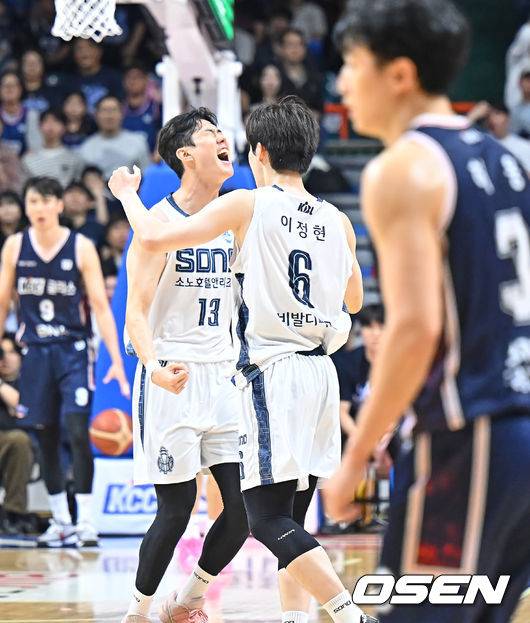 [OSEN=부산, 이석우 기자] 10일 부산 사직체육관에서 2025-26 LG전자 프로농구 부산 KCC와 고양 소노의 챔피언결정전 4차전 경기가 열렸다.파죽의 3연승을 달린 KCC는 2년 만의 우승컵 탈환에 1승만 남겼다.고양 소노 임동섭이 4쿼터 역전에 성공한 후 이정현과 포효하고 있다. 2026.05.10 / foto0307@osen.co.kr