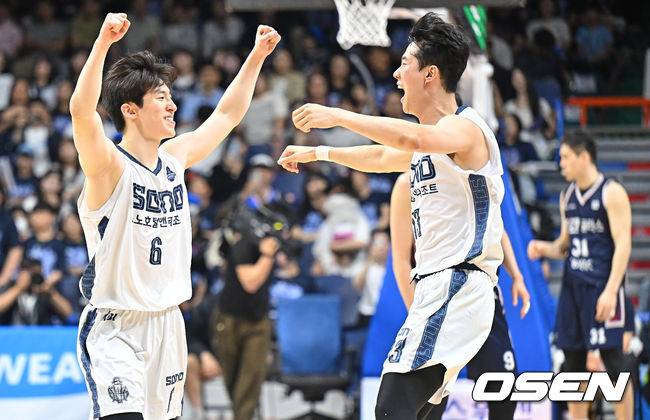 [OSEN=부산, 이석우 기자] 10일 부산 사직체육관에서 2025-26 LG전자 프로농구 부산 KCC와 고양 소노의 챔피언결정전 4차전 경기가 열렸다.파죽의 3연승을 달린 KCC는 2년 만의 우승컵 탈환에 1승만 남겼다.고양 소노 이정현이 부산 KCC에 81-80으로 승리한 후 임동섭과 기뻐하고 있다. 2026.05.10 / foto0307@osen.co.kr