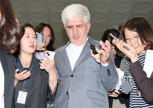 사이드 쿠제치 주한 이란 대사가 10일 오후 서울 종로구 외교부 청사를 나서고 있다. 이날 외교부는 "호르무즈 해협에 정박중이던 HMM 나무호 관련 정부 합동 조사단이 현장 조사를 지난 8일 실시했다"며 "조사 결과 지난 4일 미상의 비행체가 나무호의 선미를 타격한 것으로 확인됐다"라고 말했다. 뉴스1