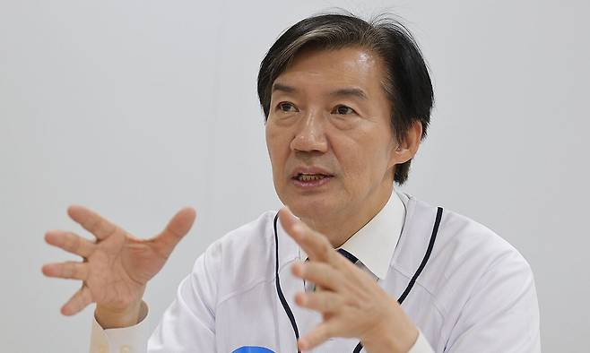 경기 평택을 국회의원 재선거에 출마한 조국혁신당 조국 대표가 지난 10일 평택시 안중읍에 있는 선거사무소에서 자신이 진보 진영의 비전과 가치에 부합하는 주자인 이유와 공약, 정국 전망 등을 밝히고 있다. 평택=이재문 기자