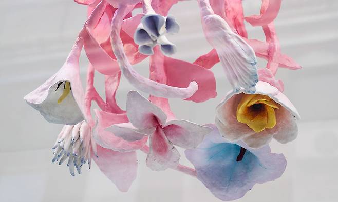 ‘Mockup for Pale Pink Universe -Bouquet Giocondos’, 2025, 스톤 클레이, 25×35×30㎝. (c)최요한