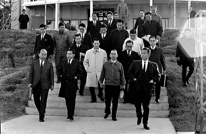 1968년 11월 12일 공사현장을 둘러보려고 롬멜하우스를 나서는 박정희(앞줄 오른쪽 첫번째) 전 대통령과 박태준(오른쪽에서 두번째) 당시 포항제철 사장. 롬멜하우스는 1968년 포항제철 건설을 지휘하던 목조 현장 사무소로, 2차 세계대전의 독일 장군 롬멜의 야전사령부에서 이름을 따왔다. 포스코 제공