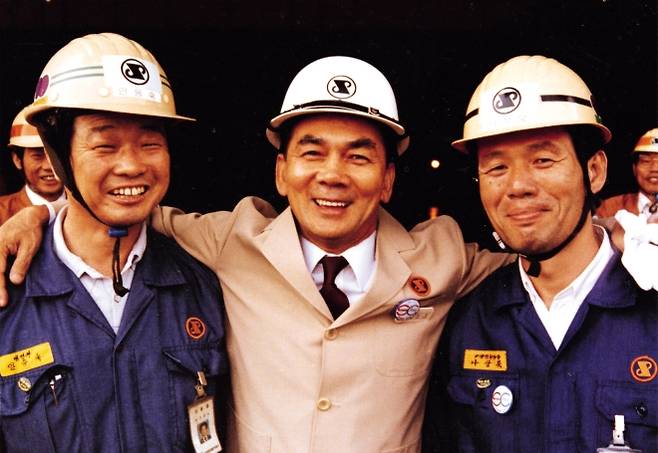박태준(가운데) 포스코 명예회장이 1980년대 포항제철소 현장에서 동지라 불렀던 직원들과 웃으며 기념 촬영하고 있다. 포스코 제공
