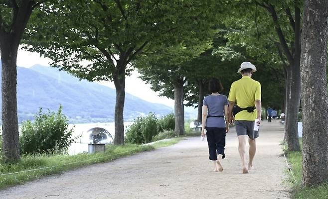 요요 현상 때문에 다이어트에 성공하더라도 유지하는 것이 쉽지 않다. 요요현상을 막기 위해서 하루 평균 8500보 정도를 걷는 것만으로도 충분하다는 연구 결과가 나왔다.  서울신문 DB