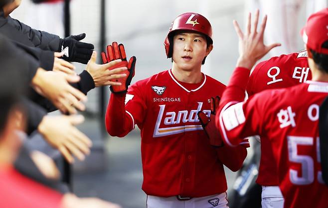 SSG 유격수 박성한이 11일 KBO 3·4월 월간 MVP로 선정됐다. 뉴시스
