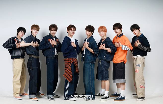 신인 보이그룹 유어즈(YUHZ)가 11일 스포츠경향과 인터뷰에 앞서 포즈를 취하고 있다. 왼쪽부터 하루토, 준성, 카이, 재일, 효, 세찬, 보현, 연태. 2026.5.11. 정지윤 선임기자
