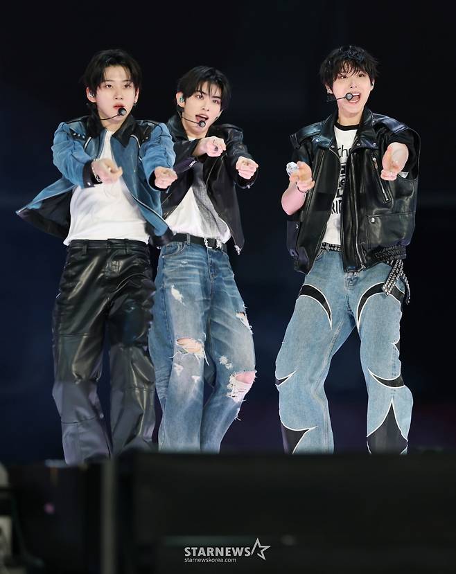 그룹 킥플립이 2025년 12월 7일 가오슝 내셔널 스타디움에서 진행된 스타뉴스 주최 '10주년 아시아 아티스트 어워즈 2025(10th Anniversary Asia Artist Awards 2025, '10주년 AAA 2025')를 기념하는 'ACON 2025'에서 멋진 무대를 선보이고 있다.   'ACON 2025'는 'AAA'의 10주년을 기념하고 함께 축하하는 의미에서 열리는 페스타로, 배우 이준영과 i-dle(아이들) 슈화, 크래비티 앨런, 키키 수이가 MC를 맡아 'ACON 2025'를 이끌고 넥스지(NEXZ), 아홉(AHOF), 애쉬 아일랜드(Ash Island), 에이티즈(ATEEZ), 우즈(WOODZ), 이이경, 최예나(YENA), 키스오브라이프(KISS OF LIFE), 키키(KiiiKiii), 킥플립(KickFlip), 크래비티(CRAVITY), 싸이커스(xikers), SB19(에스비나인틴), QWER(큐더블유이알) 등이 출연했다. /2025.12.07 /사진=이동훈 photoguy@