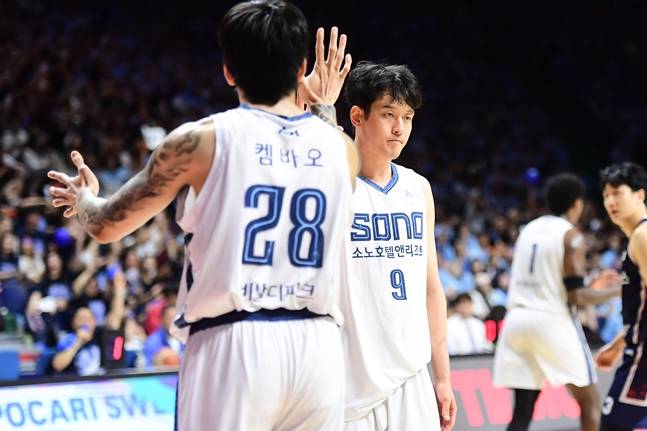 케빈 켐바오(왼쪽)와 정희재. /사진=KBL 제공