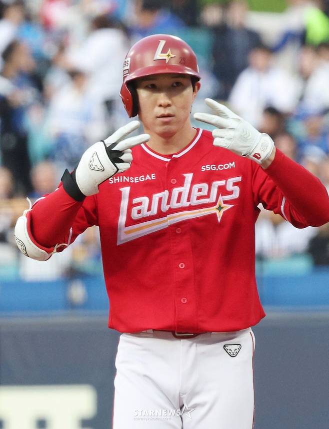2026 신한 SOL KBO리그 삼성 라이온즈 대 SSG 랜더스 경기가 22일 대구 삼성라이온즈파크에서 열렸다. SSG 박성한이 1회초 무사에서 삼성 선발 후라도를 상대로 우중간 안타를 날리며 20경기 연속 안타 신기록을 달성하고 있다. 박성한은 21일 경기에서도 1번 타자 유격수로 선발 출전해 1회 첫 타석부터 상대 선발투수 최원태를 상대로 우익수 앞에 떨어지는 안타를 때렸다. 3월 28일 KIA와의 시즌 개막전부터 이날까지 19경기 연속 안타 행진이다. 종전 기록은 프로야구 원년인 1982년 롯데 김용희(현 롯데 2군 감독)가 작성한 18경기 연속 안타다. /사진=김진경 kim.jinkyung@
