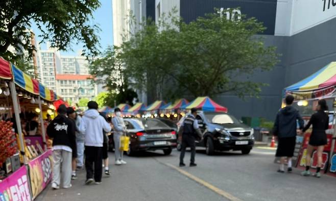 차량 통행과 야시장 인파 겹쳐 북적이는 아파트 야시장 [독자 제공. 재판매 및 DB 금지]