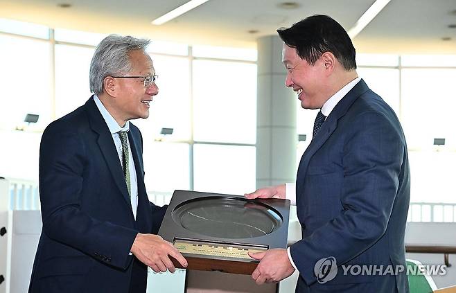 HBM4 반도체 웨이퍼 선물하는 최태원 회장 (경주=연합뉴스) 한종찬 기자 = 젠슨 황 엔비디아 CEO가 31일 경북 경주 예술의전당에서 열린 아시아태평양경제협력체(APEC) 최고경영자(CEO) 서밋에 참석해 최태원 대한상의 회장으로부터 SK하이닉스의 HBM4 반도체 웨이퍼를 선물로 받고 있다. 2025.10.31 [공동취재] saba@yna.co.kr