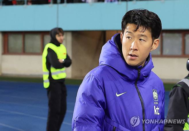 뒤돌아보는 손흥민 (빈[오스트리아]=연합뉴스) 최재구 기자 = 31일(현지시간) 오스트리아 빈 에른스트 하펠 스타디움에서 열린 한국 축구 국가대표팀과 오스트리아의 평가전에서 경기에 패한 한국팀의 주장 손흥민이 퇴장하며 경기장을 돌아보고 있다. 2026.4.1 jjack9@yna.co.kr