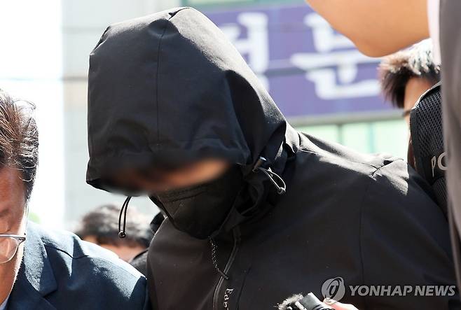 '묻지마 살인' 피의자 영장실질심사 출석 (광주=연합뉴스) 조남수 기자 = 7일 오전 광주 동구 광주지방법원에서 '묻지마 살인' 피의자 장모 씨가 구속 전 피의자 심문(영장실질심사)을 받기 위해 법정으로 이동하고 있다. 2026.5.7 iso64@yna.co.kr