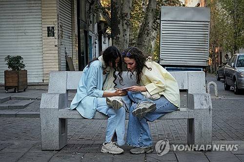 스마트폰 쓰는 이란 여성들 (테헤란 AP=연합뉴스) 지난해 9월 이란 수도 테헤란에서 여성 두 명이 스마트폰을 쓰고 있다. 2026.5.11