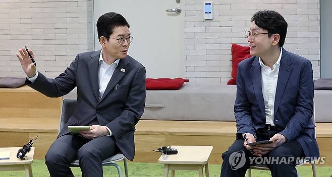 LG AI연구원장과 대화하는 정원오 서울시장 후보 (서울=연합뉴스) 더불어민주당 정원오 서울시장 후보(왼쪽)가 11일 서울 마곡동 LG사이언스파크에서 임우형 LG AI 연구원장과 대화하고 있다. 2026.5.11 [국회사진기자단] photo@yna.co.kr