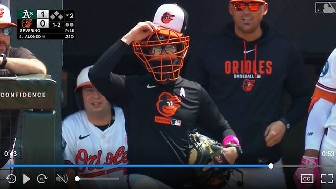 포수 마스크를 착용한 알버네즈 볼티모어 감독 [MLB닷컴 캡처. 재판매 및 DB 금지]