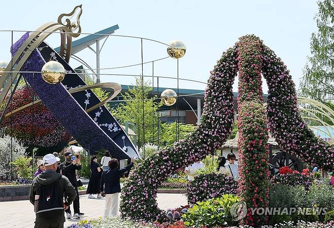 휴일 맞은 고양국제꽃박람회 (고양=연합뉴스) 김병만 기자 = 26일 경기도 일산호수공원에서 열린 제18회 고양국제꽃박람회에서 관람객들이 기념촬영하며 꽃축제를 즐기고 있다. 2026.4.26 kimb01@yna.co.kr