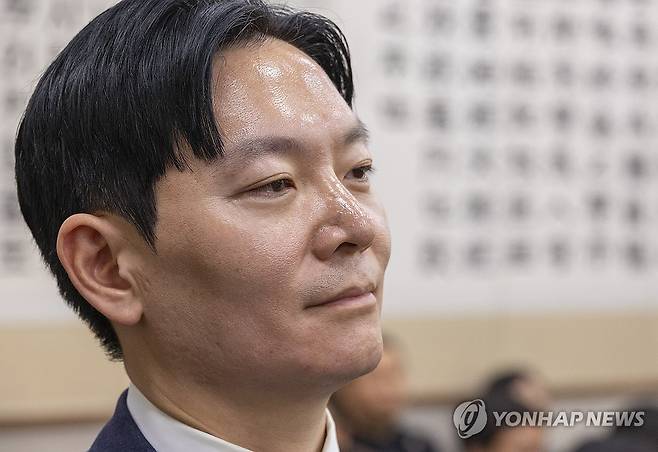 국조특위 증인 선서 또 거부한 박상용 검사 (서울=연합뉴스) 황광모 기자 = 14일 국회 '윤석열 정권 정치검찰 조작 기소 의혹 사건 진상규명' 국정조사특별위원회에서 열린 쌍방울 대북 송금 사건 관련 청문회에서 이 사건을 수사했던 박상용 검사가 증인 선서를 거부한 뒤 거부의 이유를 구두로 설명할 수 있는 기회를 요구한 뒤 의원들을 지켜보고 있다. 2026.4.14 hkmpooh@yna.co.kr