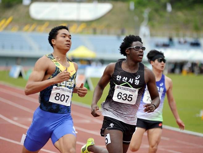 비웨사(가운데)와 조엘진 (정선=연합뉴스) 김경윤 기자 = 비웨사 다니엘 가사마(가운데)와 나마디 조엘진(왼쪽)이 11일 강원도 정선종합운동장에서 열린 제80회 육상경기선수권대회 남자 100ｍ 준결선에서 결승선을 통과하고 있다. 2026.5.11 cycle@yna.co.kr