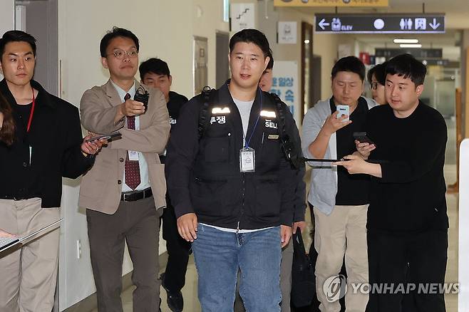 삼성전자 노사 사후조정 돌입 (세종=연합뉴스) 김주성 기자 = 최승호 초기업노동조합 삼성전자 지부 위원장이 11일 정부세종청사 중앙노동위원회 제1조정회의실에서 열리는 사후조정회의에 참석하고 있다. 2026.5.11 utzza@yna.co.kr