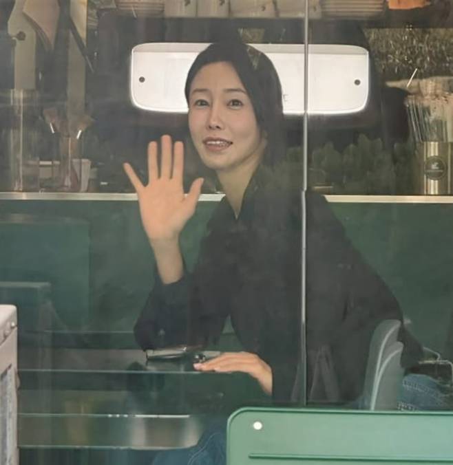 이천수의 아내이자 모델 심하은이 한 커피숍에서 환하게 웃고 있다. / 사진=심하은 SNS