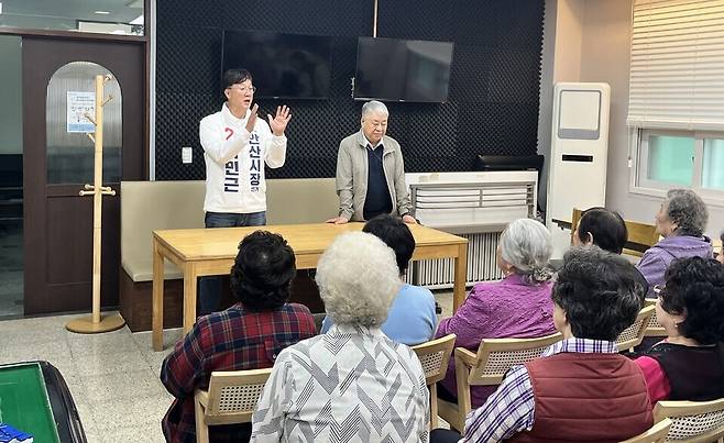 ▲ 이민근 안산시장 후보가 12일 안산시 상록구 영구귀국자노인회에서 사할린동포 대표단과 대화를 나누고 있다. /사진제공=이민근 안산시장 후보 캠프