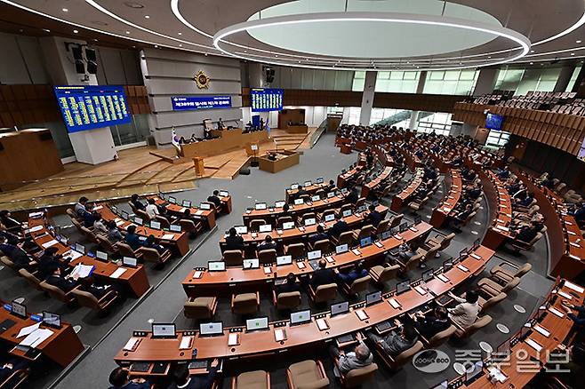 지난달 21일 오전 수원시 영통구 경기도의회 본회의장에서 열린 제389회 임시회 제1차 본회의가 진행되고 있다. 임채운기자