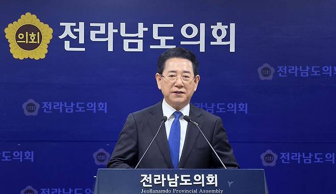 더불어민주당 전남광주통합특별시장 후보 경선에서 탈락한 김영록 전남지사가 12일 전남도의회 기자실에서 기자회견을 열어 “이재명 정부의 성공과 통합특별시 완수를 위해 백의종군하겠다”는 입장을 밝히고 있다.<독자 제공>