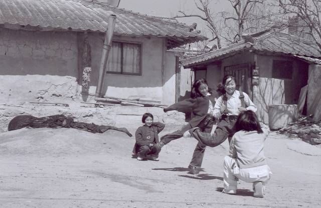 고무줄 놀이(창원 대산면/1978년, 양해광기증기록물).